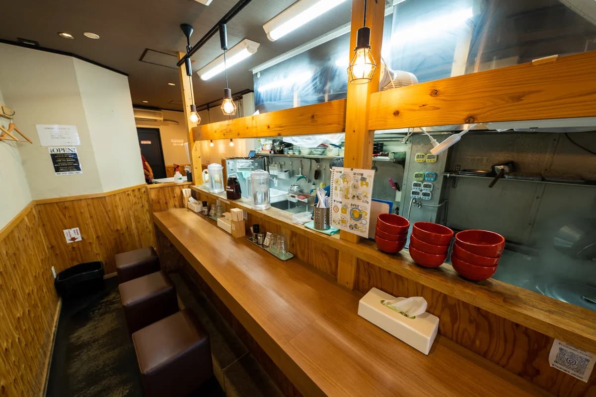 油そば業態の店舗内観